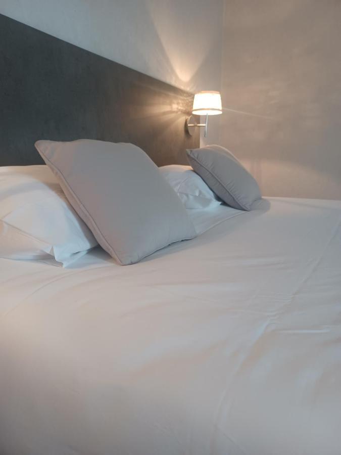 Hotel La Parenthese Attignat Esterno foto